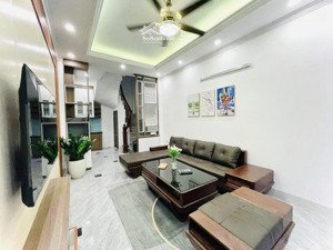 bán nhà nguyễn văn cừ, long biên, 5 tầng 34m ngõ thông, ô tô đỗ cửa, nhà mới full nội thất. 6,39 tỷ
