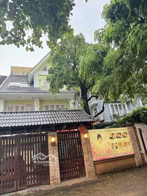 bán biệt thự văn quán, hà đông, diện tích 216m2. gía chỉ 217tr/1m, rẻ nhất khu vực.