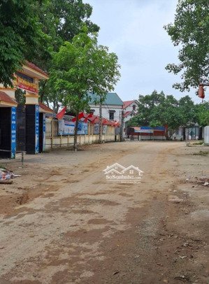 đất rộng gần 400m2 .gần hai trường học.