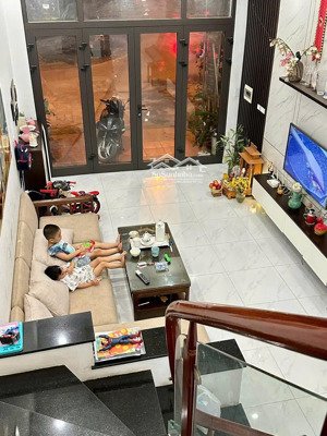 10tỷ 5 tầng -- mặt phố thông phân lô vỉa hè -- kinh doanh -- sát metro hà đông