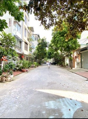 phân lô đấu giá vị trí đẹp -vị trí cực tiềm năng đường rộng mênh mông ô tô tránh vỉa hè kinh doanh