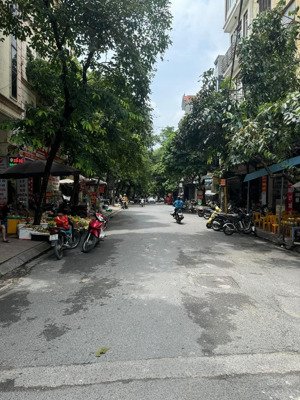 mặt ngõ phố vĩnh phúc- ba đình - kinh doanh - cạnh chợ vĩnh phúc - sổ đỏ hoa hậu. nói ko với qh.
