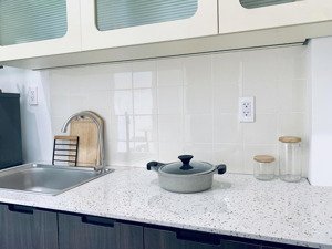 căn hộ dịch vụ full nội thất cao cấp có bancol thang máy - có bãi giữ xe ô tô