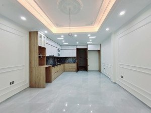 siêu phẩm chân dài ba đình - 8t -thang máy - phân lô vỉa hè ô tô tránh dừng đỗ ngày đêm.
siêu phẩm