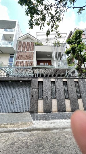 có visa mỹ - bán nhanh biệt thự thảo điền q2- dt 12x28m xây dựng 3 tầng mái che - giá 42 tỷ.