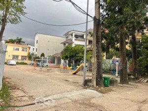 ô tô đỗ gửi bên sân chơi cách nhà 10m. nhà cho thuê: 10 triệu. liên mạc - thượng cát. nhỉnh 5 tỷ