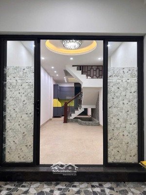 một siêu phẩm cực hiếm nhà 4tầng dt:40m tại trung tâm phường việt hưng.
nhà đẹp mới tinh k