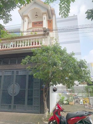 bán nhà 3 tầng xây dựng kiên cố. dt: 100m2. (5x20m) full thổ cư. gồm 4 pn- 4wc. gần tttm bigc go!