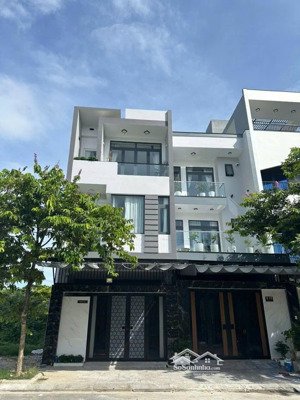 nhanh tay sở hữu ngôi nhà 3 tầng hiện đại -full nội thất xịn xò. gần biển giá tốt. lh 
