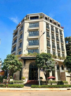 bán nhà biệt thự 2 mặt tiền nguyễn văn hưởng. mặt sau tiếp giáp sông. 672m2 (15x45m). giá: 119 tỷ