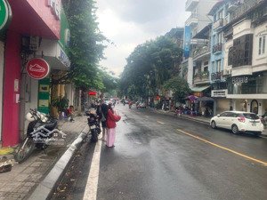 bán nhà siêu rẻ mặt phố ngọc khánh - ba đình - dòng tiền 1.2 tỷ/năm. dt 98m2 x 6 tầng. giá 42.9 tỷ