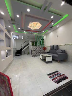 nhà mới, diện tích rộng, chỉ việc xách vali vô ở