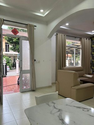 cho thuê căn biệt thự liền kế vườn 150m2 tại the oasis 1 kdc việt sing bình dương. lh 