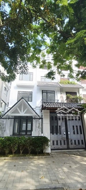 cho thuê biệt thự cạnh aeon mall, dương nội, hà đông. dt 200m2*4 tầng + hầm. mt 10m. giá 40tr