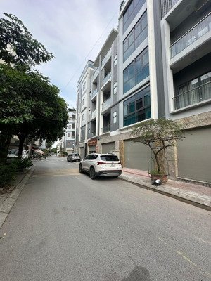 bán nhà đẹp phân lô liền kề, trung tâm tây hồ, 100m2 x 5t x mt 9m, gara oto, thiết kế sang trọng