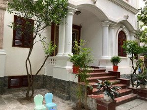 cho thuê nhà tp giao lưu, dt 200m , 4 tầng mt 8m, thông sàn, thang máy, 70tr/tháng.