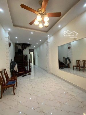 bán nhà mặt phố sài đồng giá: 35,6 tỷ kinh doanh sầm uất, vỉa hè đá bóng, sđcc