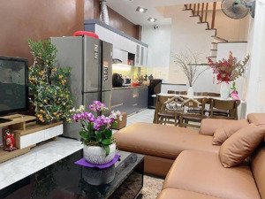 giá hơn 8 tỷ 5 tầng mt 5mdân xây lô góc hồ tùng mậu