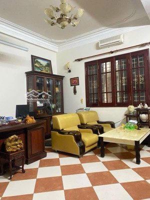 chính chủ gửi bán nhà phân lô xuân thủy. cầu giấy dt 34m x 4t. mặt tiền 3.3m. giá 9.32 tỷ.