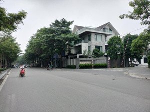 bán biệt thự mặt phố view hồ kdt tp giao lưu đường phạm văn đồng 250m - 2 mặt tiền sầm uất 120tỏi
