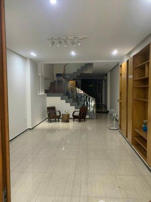nhà đẹp chính chủ cho thuê. cho thuê nhà mặt tiền đường tân cảng
