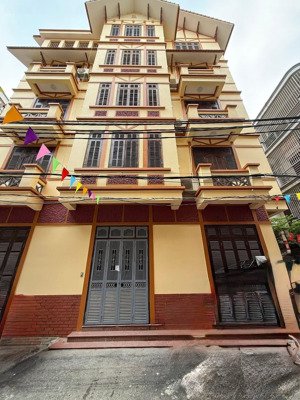 chủ nhà có căn nhà 5 tầng muốn cho thuê làm văn phòng