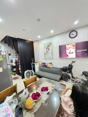 hiếm quá nhà 5 tầng mặt ngõ ô to thông kd, 3 phút qua cầu sang phố cổ 30m. chỉ 7.6 tỷ. 