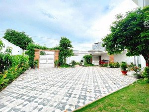 bán gấp căn biệt thự ngay trường cd sư phạm bà rịa 590m2 ngang 20m giá 13.999 tỷ 