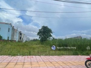 bán gấp lô đất 700tr mt đường thế lữ, gần chợ tân nhựt, bình chánh, tp. hcm, 120m2. sổ hồng riêng.