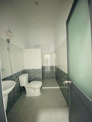 bán nhà mới xây gần chợ vĩnh hải nha trang đường xe ô tô tận nơi. dt 70m2 có 2 phòng ngủ 2 toilet