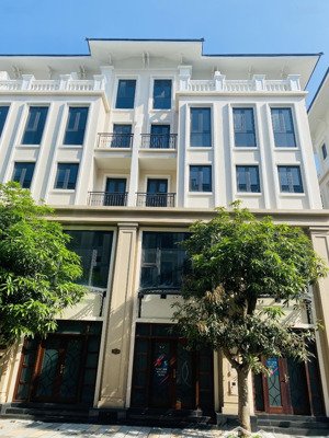 bán gấp phân khu thời đại
diện tích 60m
giá 8tỷ750 bp
vị trí đẹp gần 10 toà chung cư
hướng đông nam