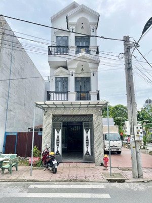 tôi chính chủ cần bán gấp nhà 1 trệt 2 tầng lầu đường nhựa 8m tại thành phố dĩ an