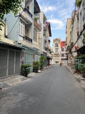 hẻm xe tải bàu cát, p.12, quận tân bình. dt: 8 x 26m, cấp 4, gpxd 5l