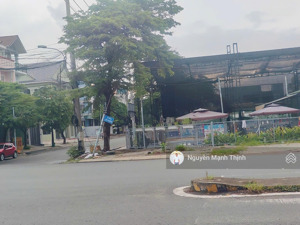 bán gấp nhà c4 góc 2mt đường liên phường sát kđt global city: dt 930m (32x30m). qhxd h + 6 tầng