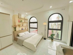 tòa chdv chùa láng, đống đa, 65m2*7 tầng, mt 5.6m, ngõ thông, ô tô gần, 18 pkk, dòng tiền 90 tr/th