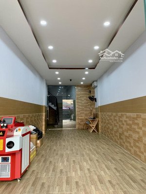 cho thuê mặt bằng mt lê hồng phong, quận 10. dt 4x16m trống suốt. giá 22 triệu/tháng