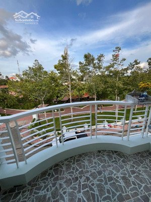 tôi cần bán căn nhà 76m2 xây 1 trệt 2 lầu đối diện công viên giá 4 tỷ