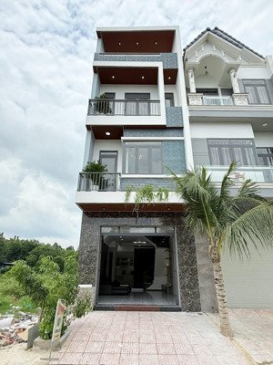 chính chủ bán căn nhà 3,5 tầng ngay trung tâm hành chính bình chánh nhà xây ở kiên cố, sổ riêng