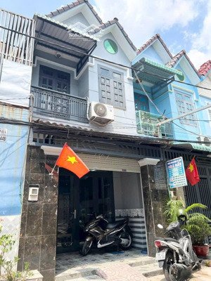 c.chủ bán gấp nằm gần giáo xứ bình chánh- hẻm xe hơi - sổ riêng sẵn-(nt xem clip nhà cụ thể)