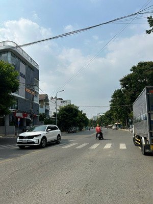 cho thuê nhà góc 2 mặt tiền nguyễn văn hưởng vị trí đẹp làm văn phòng, spa, nhà hàng... 20x20m