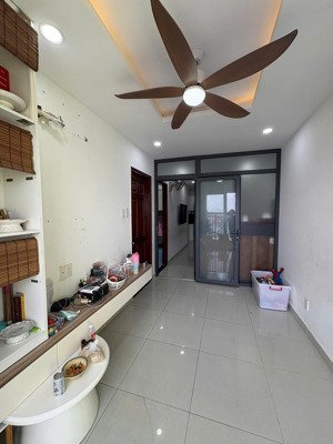 chính chủ bán căn hộ 8x plus, 2pn - 2wc, tầng cao view thoáng, nội thất còn rất mới