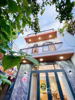 cắt lỗ căn nhà 3 tầng, cách nh vietinbank bình chánh 600m, dọn vào ở ngay, tặng nội thất