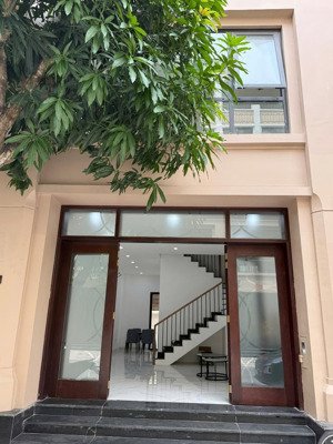 bán nhà 10m ra đường cầu giấy dt 25m thực tế 30mx4tầng, mt 4m. nội thất đầy đủ, khách mua về ở ngay