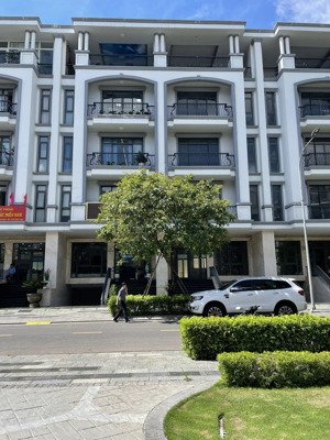 tầng trệt 7x20m vạn phúc city có máy lạnh, thang máy, free gửi xe, vị trí đẹp đường lớn, giá 17 tr