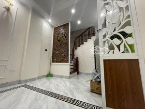 bán nhà 61.x phố trạm long biên 5 tầng 31m2 6.1 tỷ lô góc ngõ nông