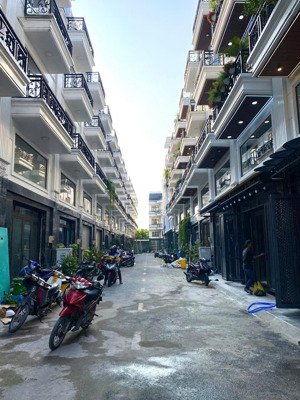bán nhà khu đồng bộ ngay công viên 150 ha q12- dt 4.5x12m 1t lửng 3 lầu full nội thất