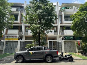 nhà nguyên căn dt 5 x 21m,hầm + 4 tầng ngăn sẵn kính,full máy lạnh giá 33 triệu.