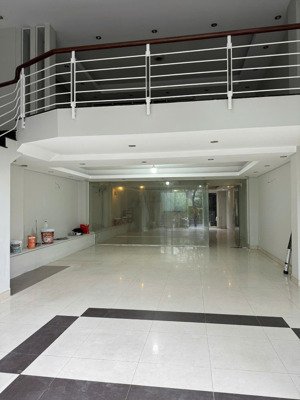 nhà mặt tiền hoàng quốc việt 1 trệt lửng 3 lầu 6x20m 5 phòng . gần nguyễn lương bằng
