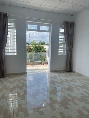 nhà 1 lầu 1 trệt đông hòa. đường 10m rộng rãi. đi bigc- 1.2km. nhà xây ở kiên cố sạch đẹp