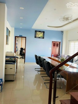 bán nhà 4 tầng mt nguyễn hữu thọ , nằm gần ngã 4 thông thoáng , tiện làm văn phòng - cty